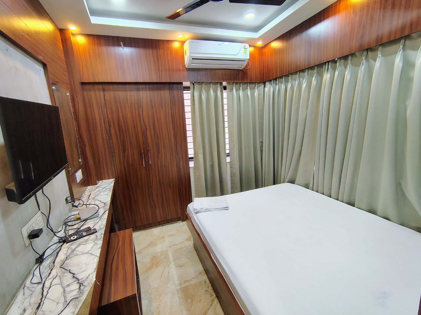 Welcome to Sunnsand Hotel Rooms and Services